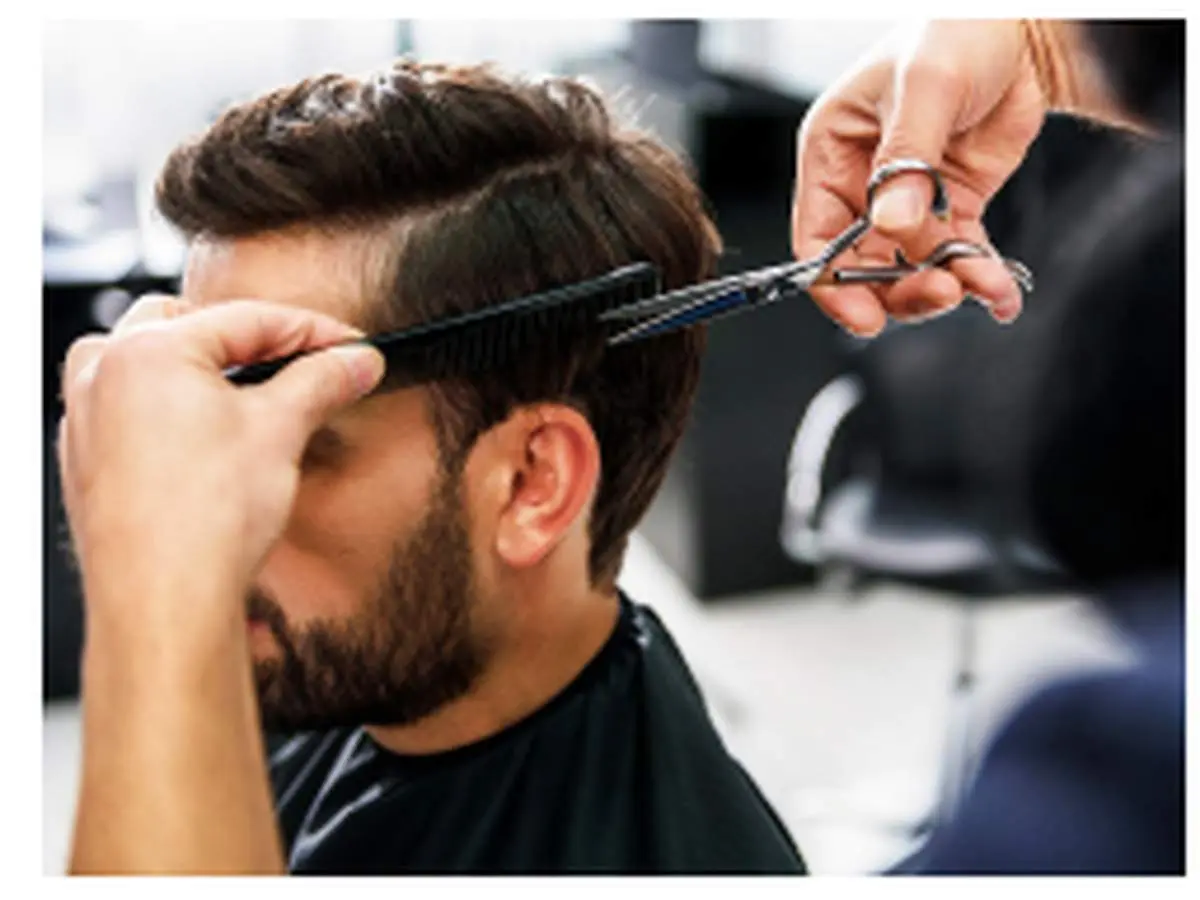 این آرایشگر عجیب موی سر را با آتش اصلاح می کند!/ عکس