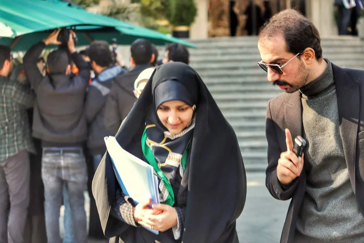 گفت‌وگوی "بهروزآذر" با زنان بازداشت‌شده ناآرامی‌های اخیر در زندان قرچک 