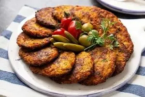 طرز تهیه کوکوی مرغ و پیازچه؛ افطاری خوشمزه و ساده