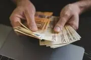 پول پارو کردن این مرد بخاطر انگشتان عجیبش+عکس