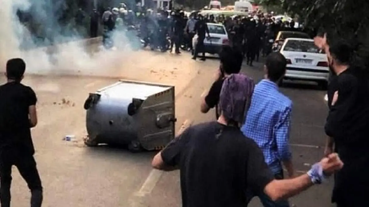 حمله به دفتر نماینده زن مجلس| شیشهها فرو ریخت!