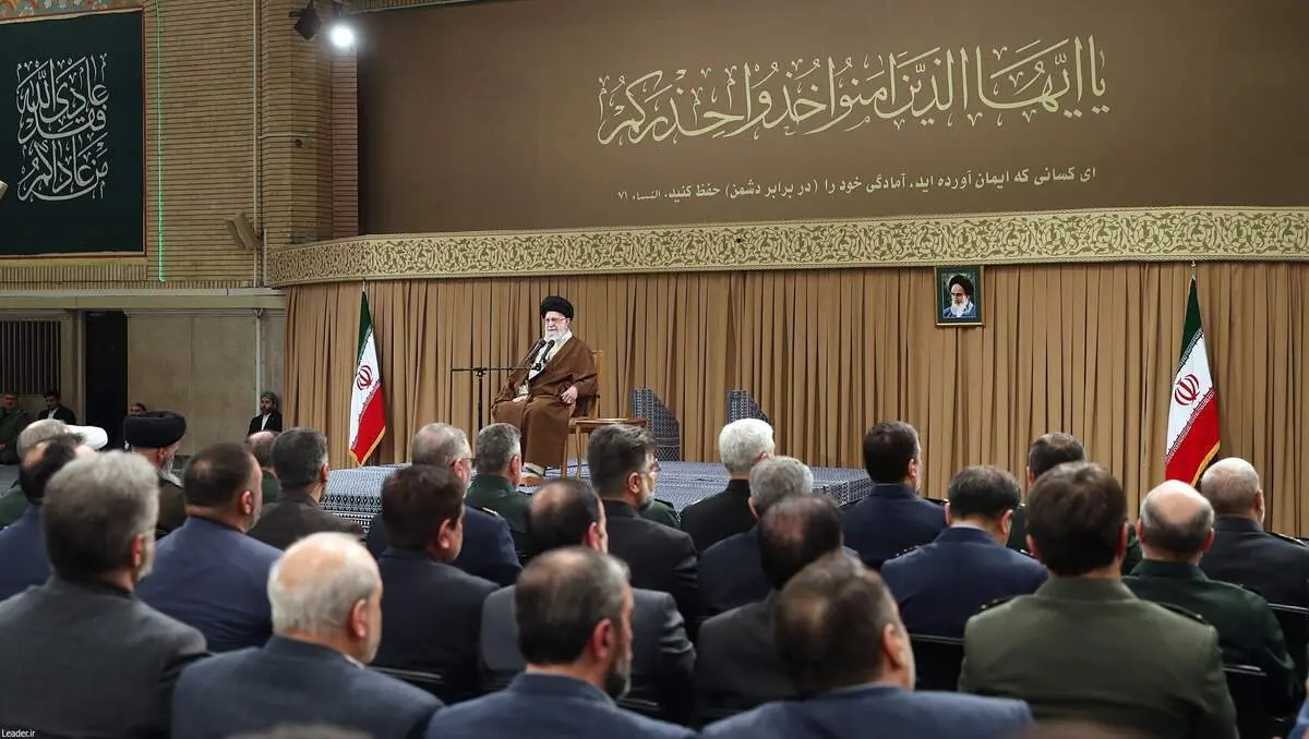 تقدیر رهبری از سخنان رئیس جمهور در راهپیمایی 22 بهمن| رهبر انقلاب: حقاً و انصافاً ملت ایران در مقابل تهدیدهای احمقانه‌ای که مرتّب پشت سر هم صورت می‌گیرد کار بزرگی کردند 