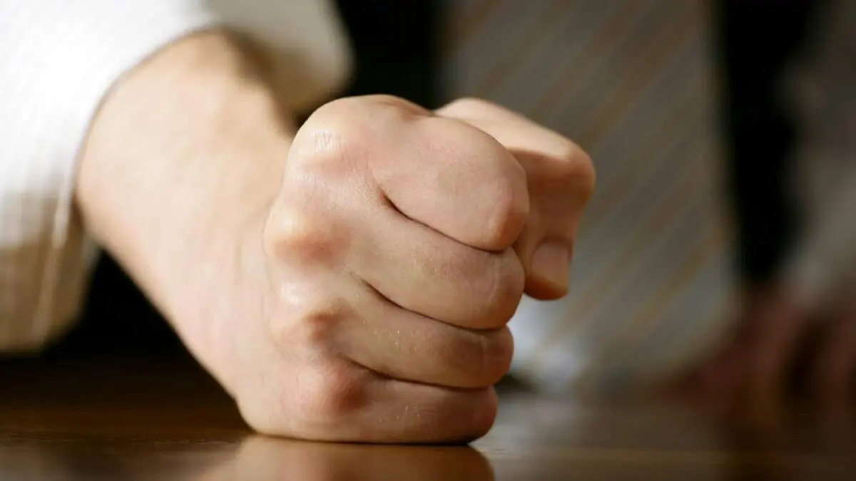 دختر شجاع با مشت صورت مرد مهاجم را ترکاند!+فیلم