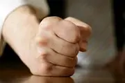 دختر شجاع با مشت صورت مرد مهاجم را ترکاند!+فیلم