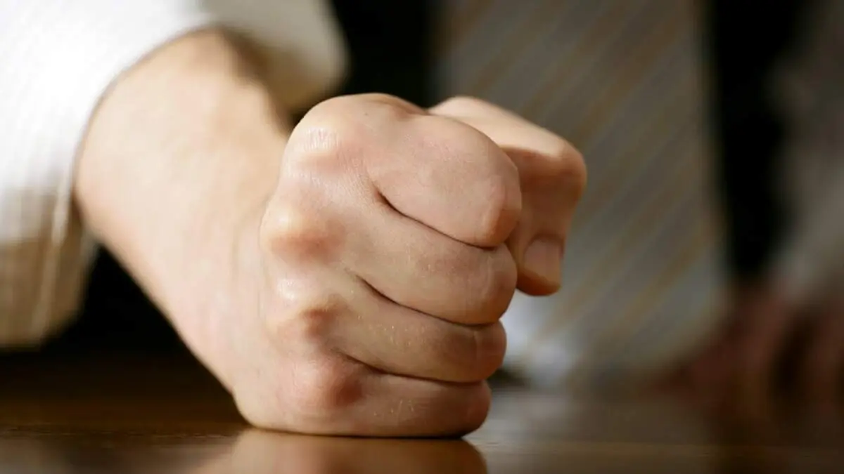 دختر شجاع با مشت صورت مرد مهاجم را ترکاند!+فیلم