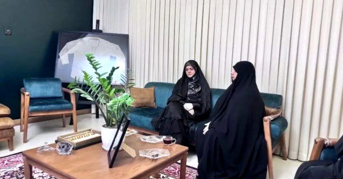 دختر رئیس جمهور به منزل شهید حاجی زاده رفت 