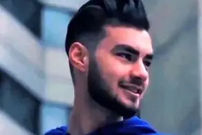 حضور خواننده معروف در مقابل خانه حمیدرضا روحی از کشته شدگان اعتراضات + فیلم