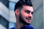 حضور خواننده معروف در مقابل خانه حمیدرضا روحی از کشته شدگان اعتراضات + فیلم