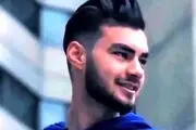 حضور خواننده معروف در مقابل خانه حمیدرضا روحی از کشته شدگان اعتراضات + فیلم