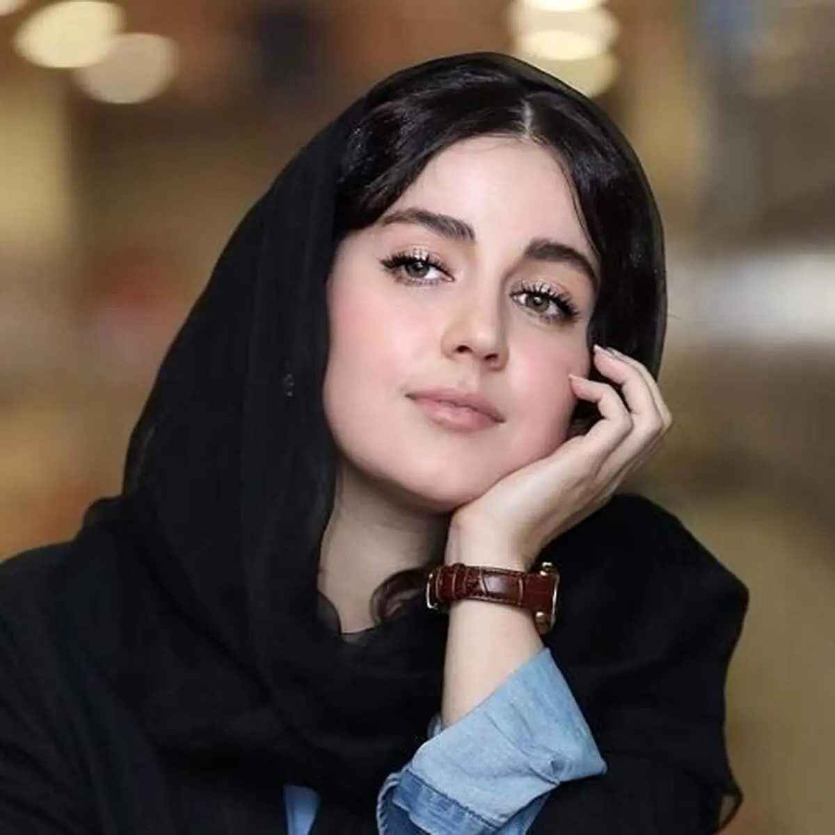 عکس‌های جنجالی| تیپ منشوری و بدون روسری بازیگر زن سینمای ایران در ترکیه/ «افسانه پاکرو» چرا اینطور لباس پوشیده است؟