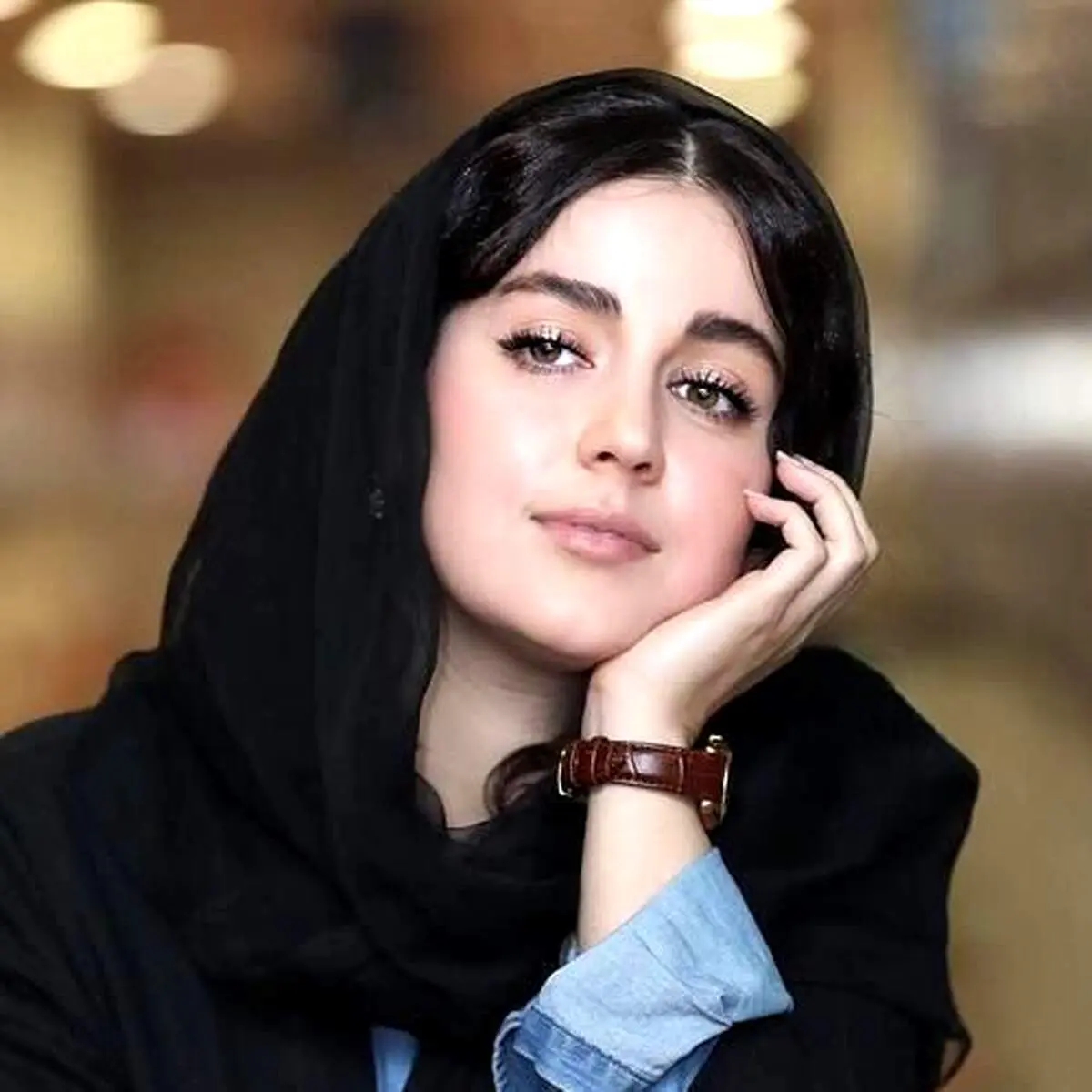 عکس‌های جنجالی| تیپ منشوری و بدون روسری بازیگر زن سینمای ایران در ترکیه/ «افسانه پاکرو» چرا اینطور لباس پوشیده است؟