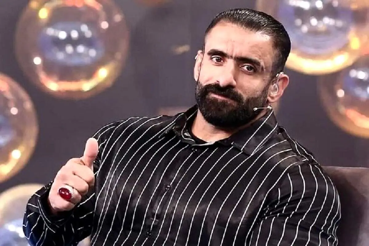  مجسمه هادی چوپان ساخته شد ؛ با خودش مو نمی زند/ عکس