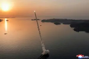 کره شمالی موشک بالستیک با کلاهک خوشه‌ای آزمایش کرد + عکس 