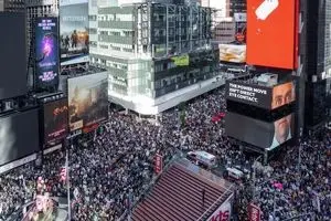 مردم فریاد «نه به پادشاه» سر دادند 