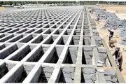 ماجرای غم انگیز خوابیدن یک پدر دلسوز با دختر بچه بیمارش در قبر / عکس دردناک