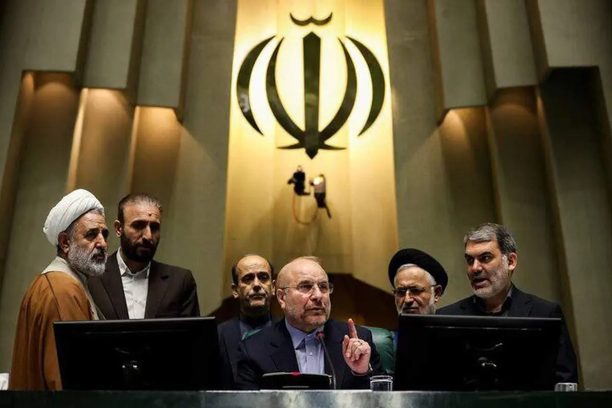 روزنامه جوان: اینها نمایندهاند یا آقای دوربینی؟