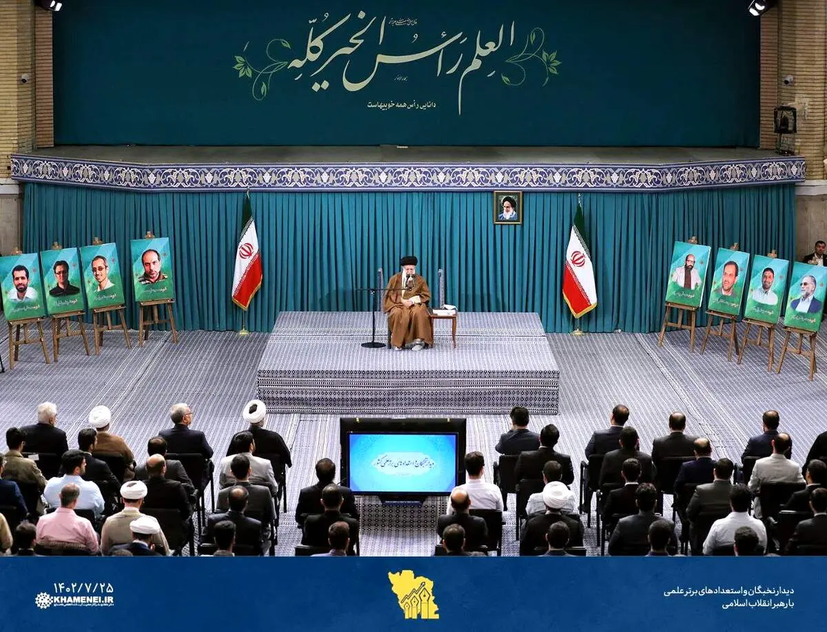 تصویر چه کسانی در دیدار نخبگان با رهبر انقلاب به نمایش گذاشته شد؟ + عکس 