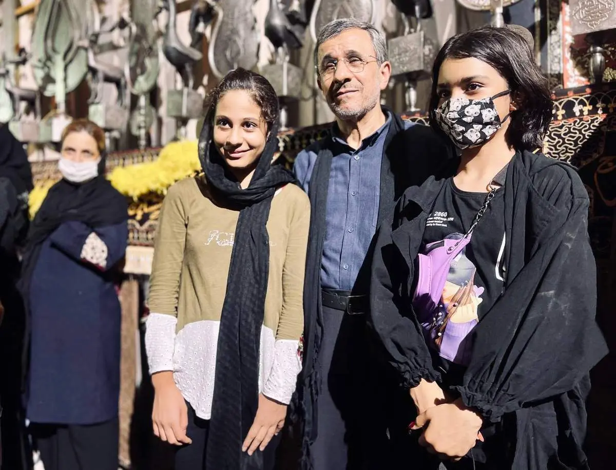 عکس یادگاری احمدی نژاد با زنان و دختران+ببینید