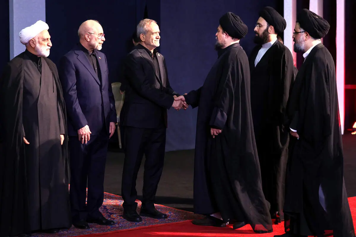 ادای احترام مقامات کشورهای خارجی به پیکر رهبر شهید ایران