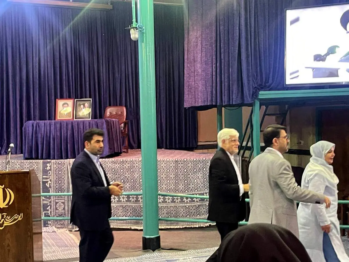 عارف رای خود را به صندوق انداخت