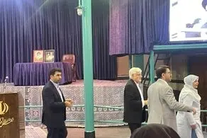 عارف رای خود را به صندوق انداخت