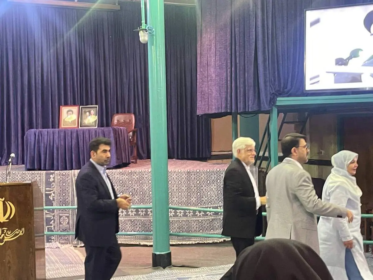عارف رای خود را به صندوق انداخت