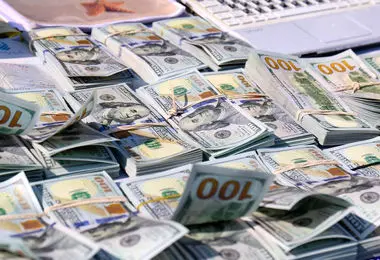 بانک ملت و تجارت ۱۰۰۰ دلار ارز سهمیه ای به هر کد ملی می دهند/ شرایط