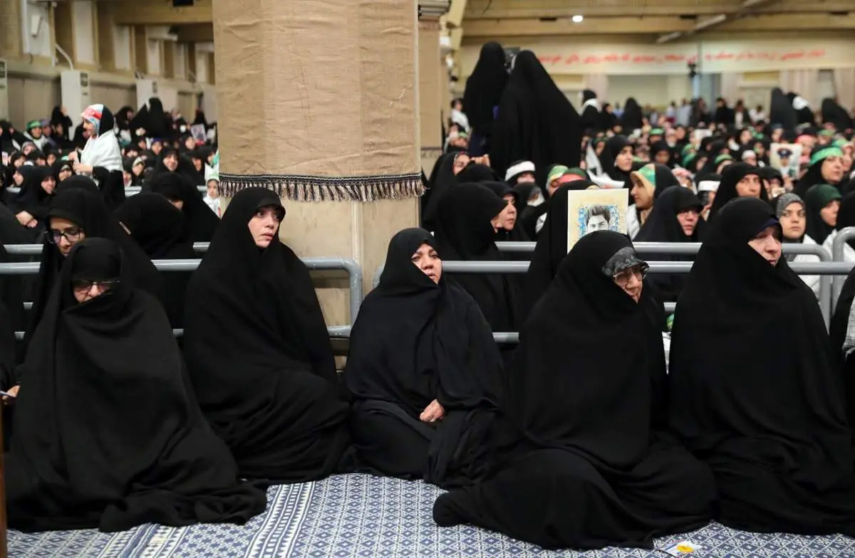 حضور بازیگر زن معروف با چادر در دیدار با رهبری + ببینید