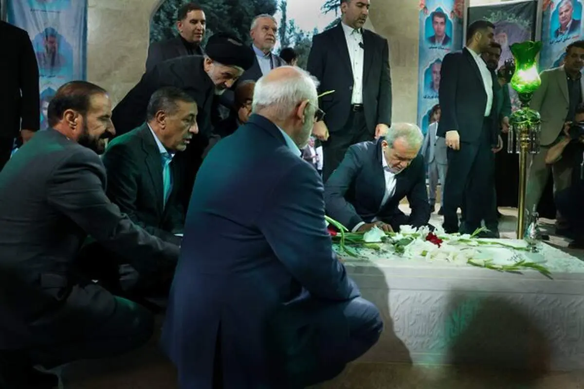 ادای احترام رئیس جمهور به مقام شامخ شهدای کرمانشاه 