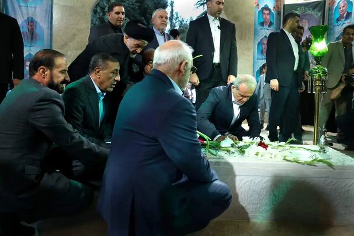 ادای احترام رئیس جمهور به مقام شامخ شهدای کرمانشاه 