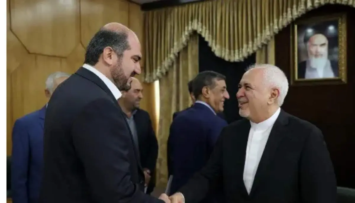 خوش و بش ظریف با کسی که در ایام انتخابات علیه او سخنان تندی گفته بود! + ببینید