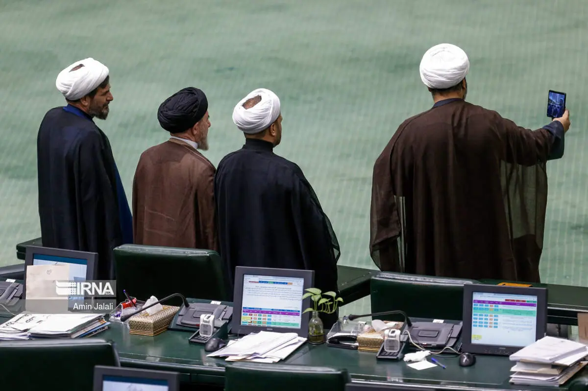 سلفی گرفتن چهار روحانی در مجلس + ببینید