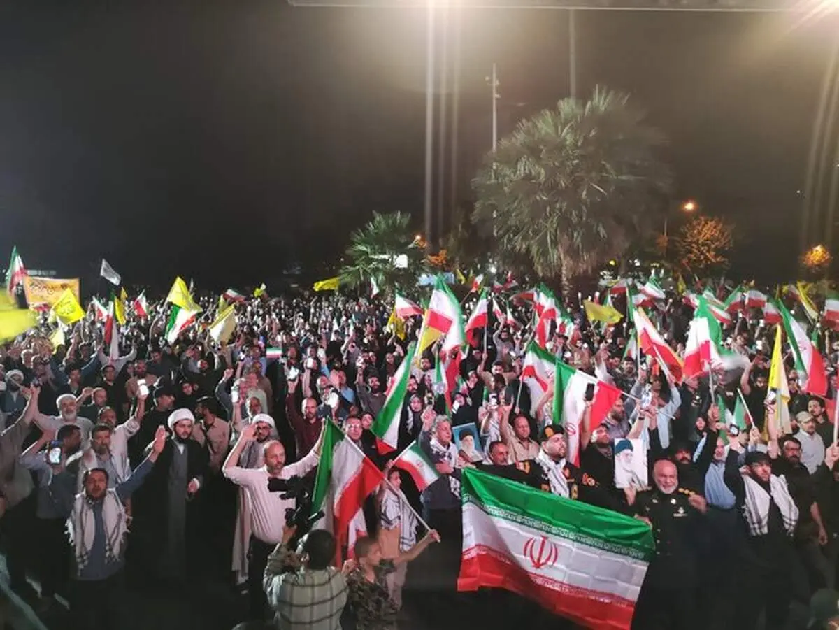 مردم تهران در خیابان فلسطین تجمع کردند 