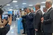 ژست خنده دار احمدی‌نژادبا شناسنامه اش!/ عکس