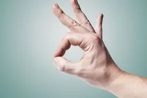 نشان دادن علامت با انگشت‌ها رئیس جمهور را به دردسر انداخت!