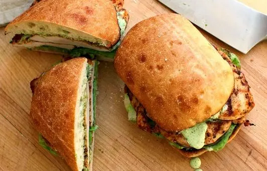 طرز تهیه ساندویچ مرغ مخلوط؛ ساده و فوری برای مدرسه بچه ها