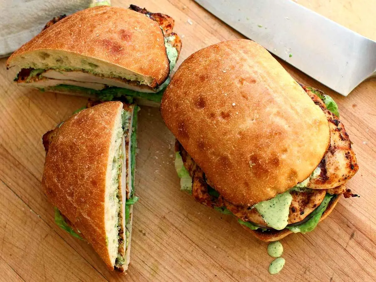 طرز تهیه ساندویچ مرغ مخلوط؛ ساده و فوری برای مدرسه بچه ها
