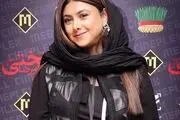 آزاده صمدی با ترنج کت مشکی و اسکارف زرشکی درخشید/ عکس