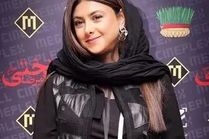 آزاده صمدی با ترنج کت مشکی و اسکارف زرشکی درخشید/ عکس