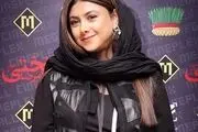 آزاده صمدی با ترنج کت مشکی و اسکارف زرشکی درخشید/ عکس