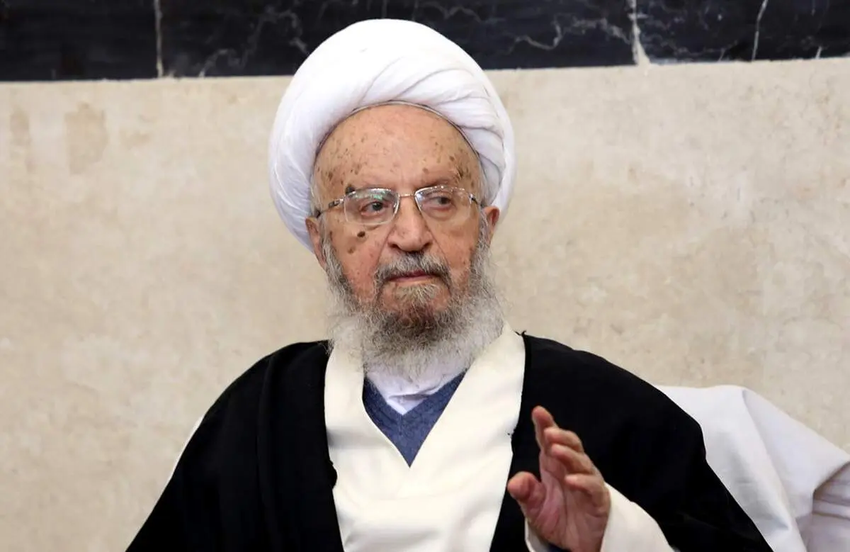 آیت الله مکارم شیرازی:  زنان می توانند حجاب را در خصوص مواردی که ضرورت دارد، رعایت نکنند 