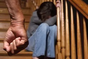 حمله وحشیانه مرد بی‌اخلاق به یک زن؛ مردم حالش را جا آوردند!+فیلم