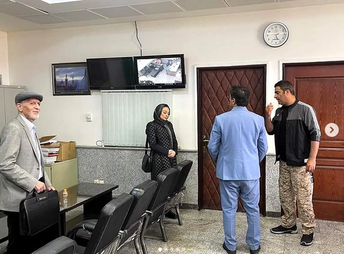 تیپ عجیب منوچهر هادی امروز در دادسرا برای آشتی با یکتا/ تصاویر