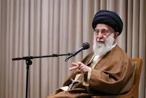 رهبر انقلاب در کنار مادرشان خدیجه میردامادی/ عکس