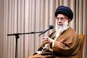 رهبر انقلاب در کنار مادرشان خدیجه میردامادی/ عکس