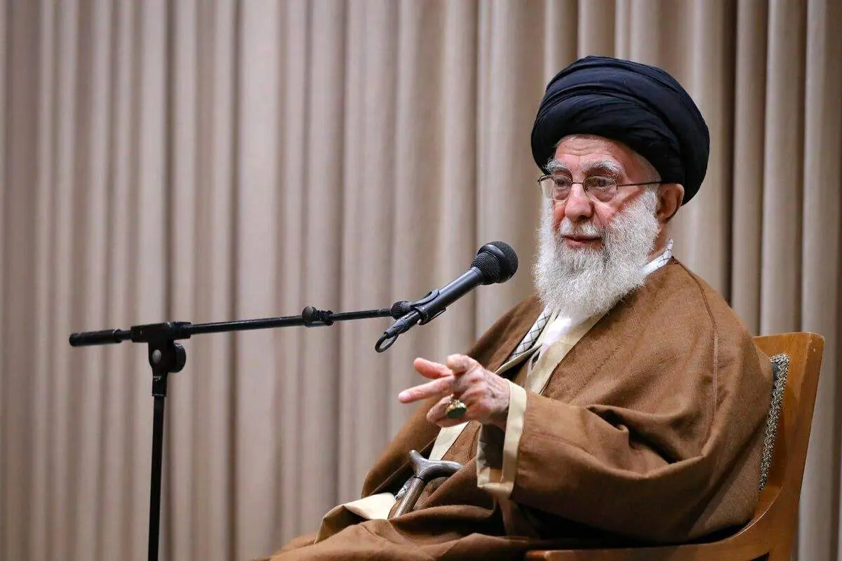 رهبر انقلاب در کنار مادرشان خدیجه میردامادی/ عکس