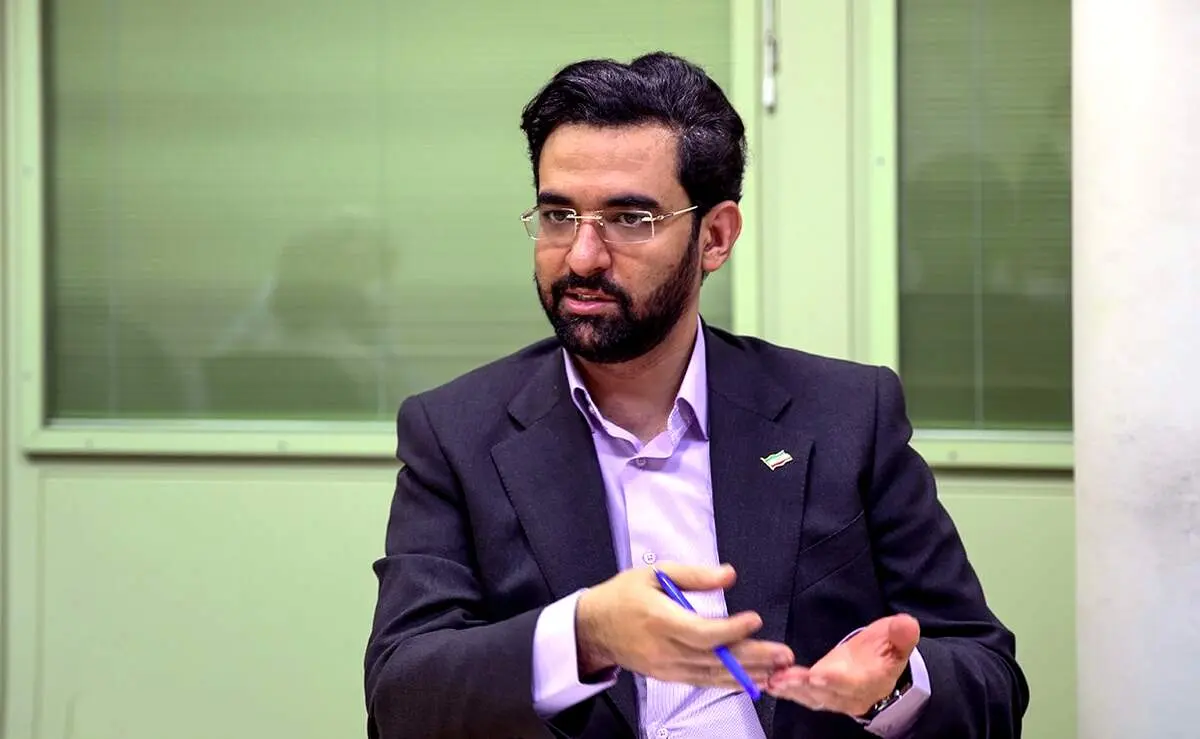 آذری جهرمی: هم عقبیم هم خوابیم! 