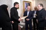 حضور عراقچی در منزل شهید امیرعبداللهیان 