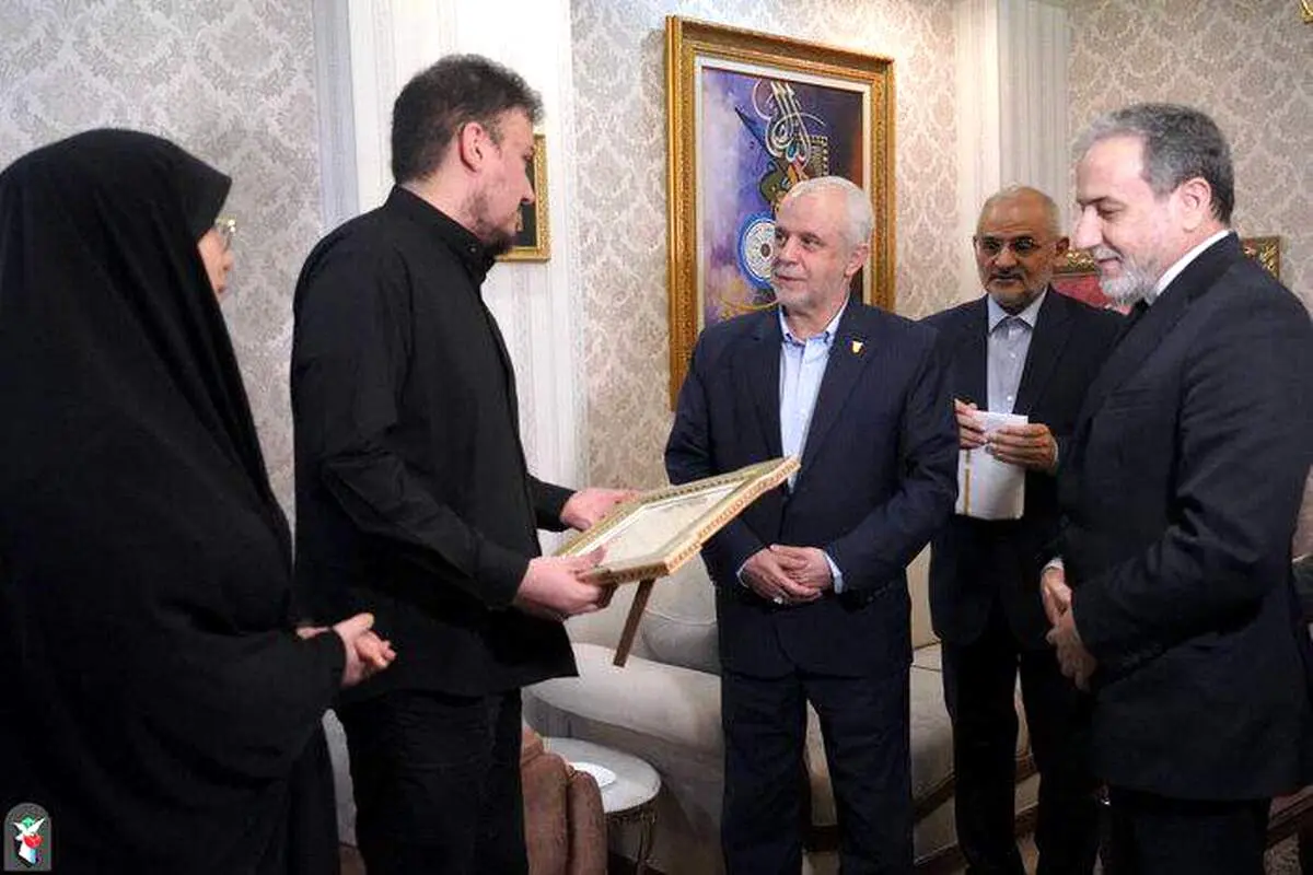 حضور عراقچی در منزل شهید امیرعبداللهیان 