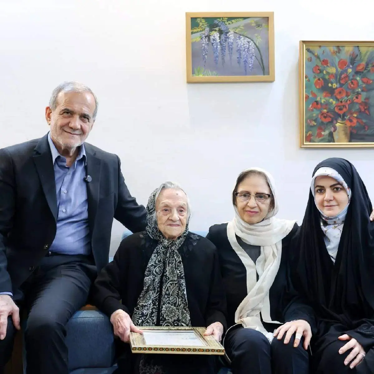 عکس جالب و صمیمی از پزشکیان در پی دیدار با یک خانواده مسیحی + ببینید